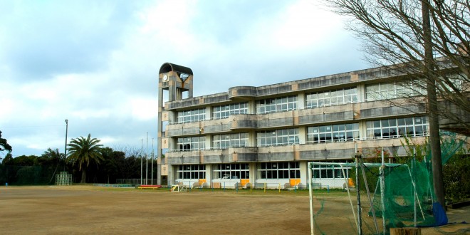 ひときわ目立つ時計台　下西小学校｜西之表市